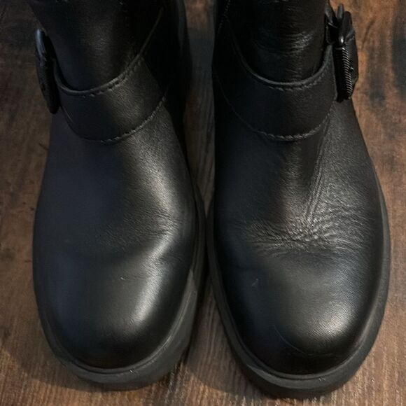 UGG Saoirse Leather Booties in Black Size 8 / Like New - Picture 9 of 13